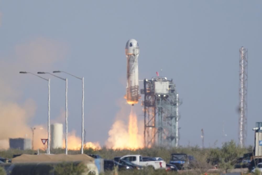 BLUE ORIGIN BLAST OFF - AP 10-13-2021 1.jpeg